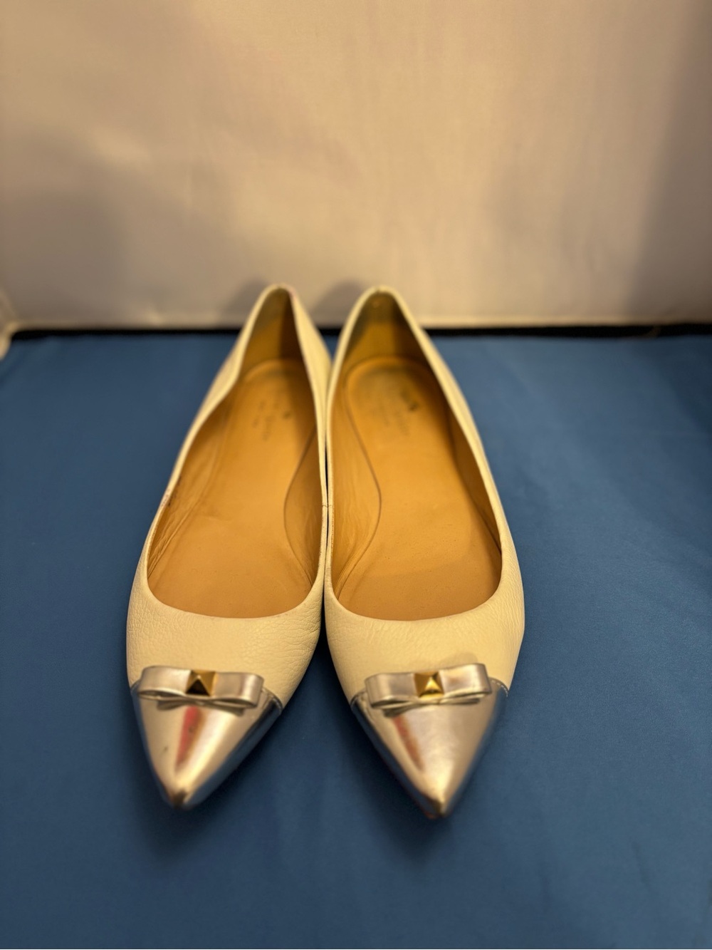 Kate Spade women’s white ballet flats with silver tip sharp toe. Size 9M.
